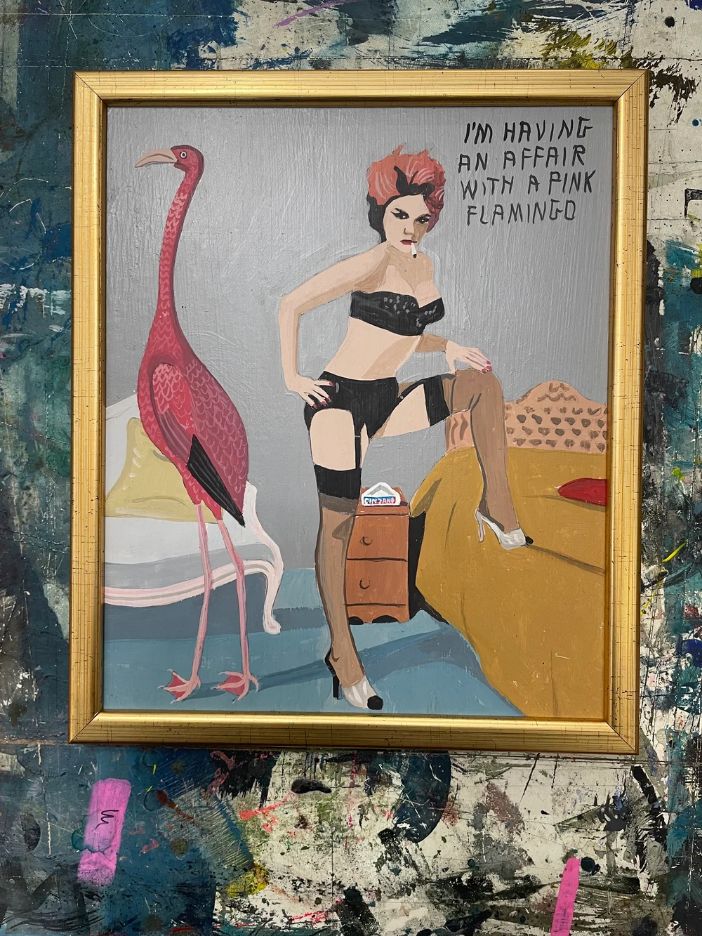 Pulpbrother The Pink Flamingo című élénk rózsaszín flamingót ábrázoló pop-szürrealista akrilfestménye