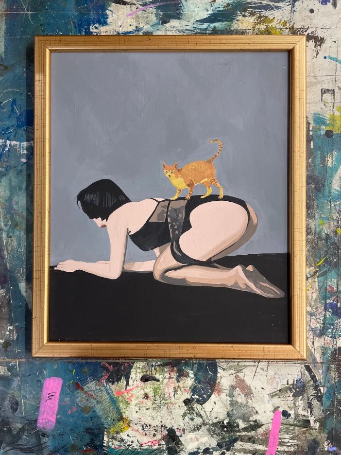 Pulpbrother Her Cat című színes pop-szürrealista akrilfestménye nőalak és macska motívumával
