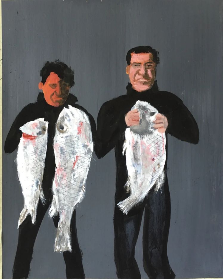Tóth Ágnes szürke hátterű gouache festménye két feketébe öltözött férfiról, akik három nagy fehér halat tartanak